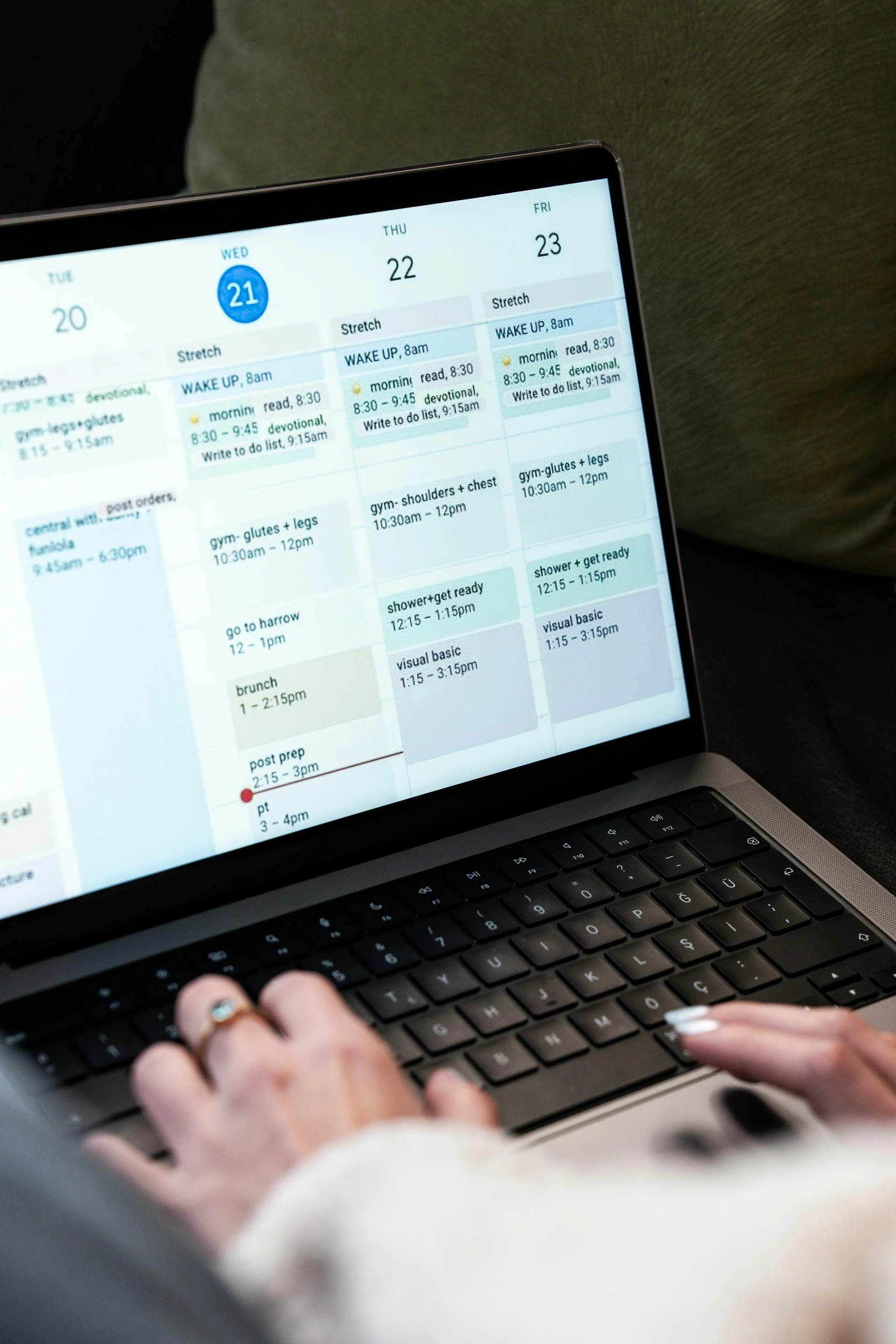Reservas de salas e mesas têm muitas regras — capacidade, horários e limites do plano importam tanto quanto a interface do calendário Pessoa planejando a agenda semanal em um laptop